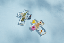 Load image into Gallery viewer, Dried Yellow Flower Resin Cross