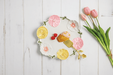 Load image into Gallery viewer, Floral Round Platter Set